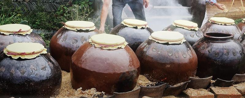 黄酒怎么酿制，要在煮好的小米中拌入大曲