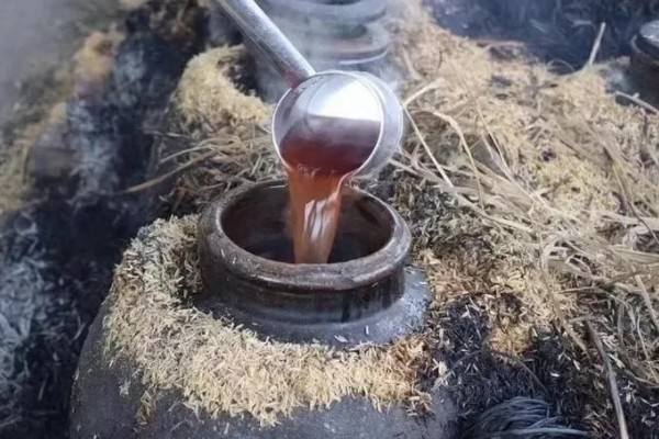 黄酒怎么酿制，要在煮好的小米中拌入大曲