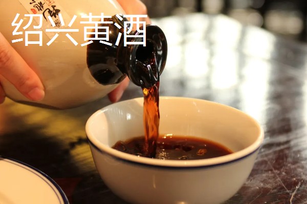黄酒怎么酿制，要在煮好的小米中拌入大曲