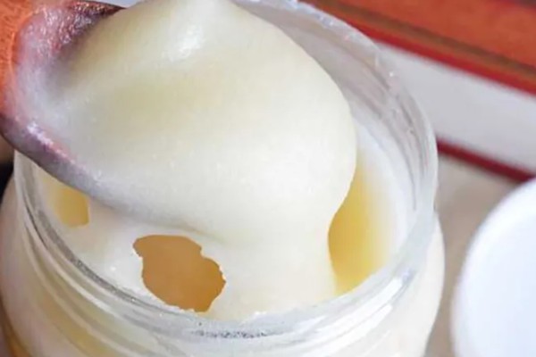 椴树蜜结晶状态,呈乳白色或乳黄色油脂状