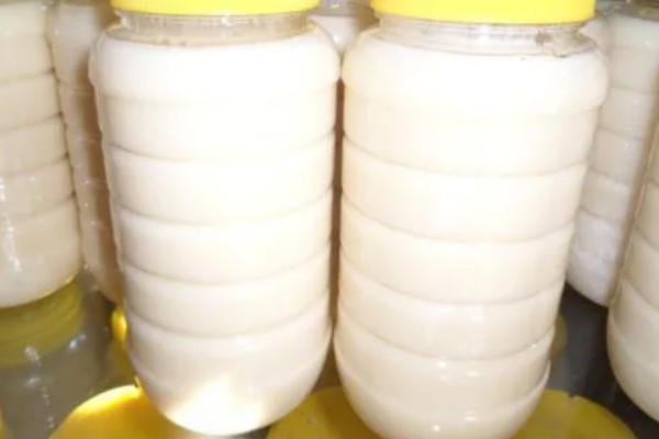 椴树蜜结晶状态,呈乳白色或乳黄色油脂状